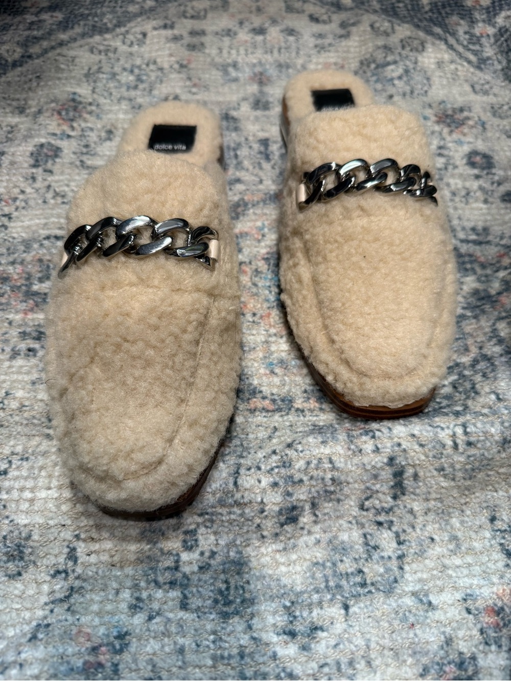 Dolce Vita womens Pela Faux Shearling Chain-Trim Mule Loafers - Cream size 8.5